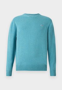 Hellblaue Rundhals-Strickjacke mit langen Ärmeln, gerippten Bündchen und Saum sowie kleinem gesticktem Logo auf der linken Brust.