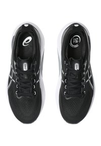 Zwarte sportschoenen met een mesh bovenzijde, witte accenten en een gevoerde zool, met zes oogjes voor veters en een logo op de tong.