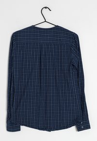 Marineblaues Langarmhemd mit Karomuster, ausgestattet mit einem Button-Down-Kragen und Manschetten, aus leichtem Stoff mit glatter Textur.