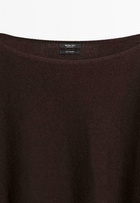 Maglione in cashmere marrone scuro con scollatura rotonda e etichetta nera del marchio ben visibile cucita all'interno del colletto.