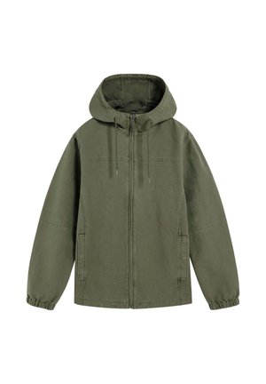 Chaqueta verde oliva con capucha, que presenta un cierre frontal, bolsillos laterales y puños elásticos. Fabricada con un tejido duradero y de textura suave.