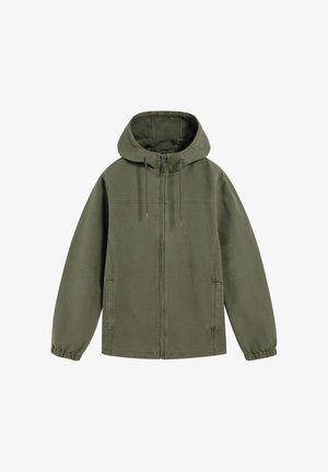 Chaqueta verde oliva con capucha, que presenta un cierre frontal, bolsillos laterales y puños elásticos. Fabricada con un tejido duradero y de textura suave.