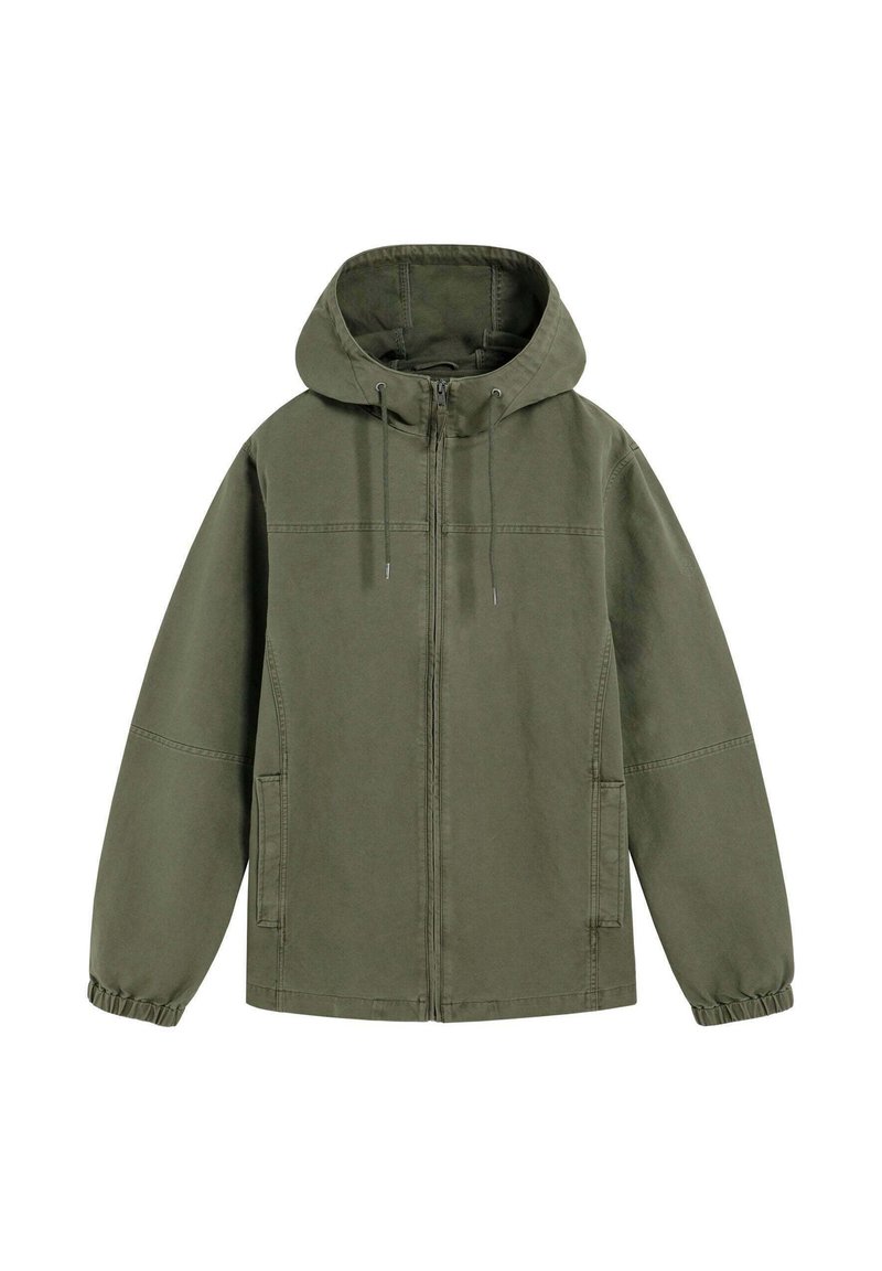 Jachetă verde măslinie cu glugă, având un fermoar frontal, buzunare laterale și manșete elastice. Fabricată dintr-un material durabil cu o textură netedă.