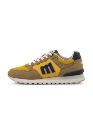 Zapatillas de ante marrón y nailon amarillo con un detalle en azul marino. Presentan cordones redondos, un cuello acolchado y una suela de goma texturizada.