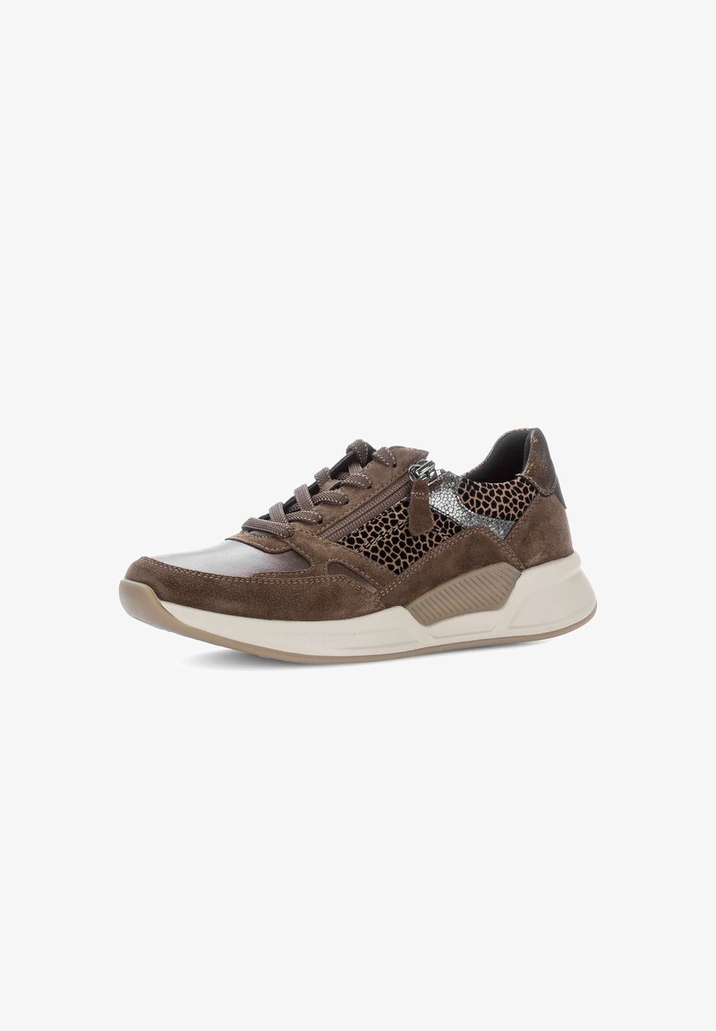 Bruine suede sneakers met een glad leren neuspunt, mesh panelen, textuuraccenten en een rubberen zool voor grip. Vetersluiting.