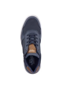 Navy Sneaker mit einem Obermaterial aus Leder, kontrastierenden braunen Akzenten, weißer Sohle, Schnürverschluss und seitlichem Reißverschluss für einfachen Zugang.