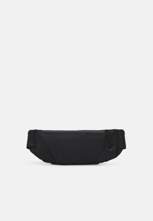 Sac banane noir avec fermeture éclair et sangle réglable, conçu pour un transport mains libres.