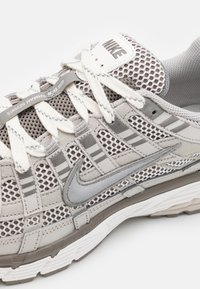 Nike Sportswear P-6000 PRM  - Trainers - light iron ore/metallic silver/photon dust/flat pewter/summit white