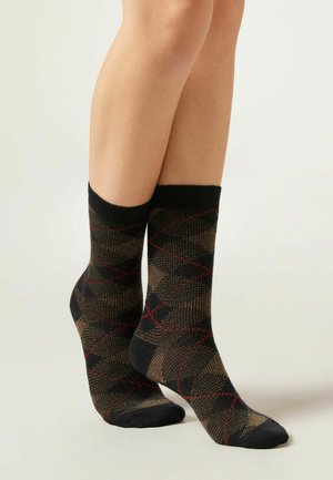 Chaussettes jusqu'aux genoux arborant un motif en losanges dans des couleurs sombres, avec des accents noirs, bruns et rouges ; fabriquées en un matériau tricoté texturé.