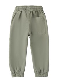 Jasnooliwkowe spodnie z elastycznym paskiem w talii, posiadają jedną boczną kieszeń oraz marszczone mankiety dla tapered fit. Gładki, lekki materiał.