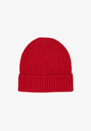 Rode gebreide beanie met een geribbelde structuur en een omgeslagen rand aan de basis. Gemaakt van zacht materiaal, ontworpen voor warmte en comfort.