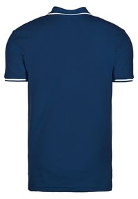 Námořnický modrý polo triko vyrobené z bavlny. Má klasický límeček s bílým lemem a krátké rukávy. Hladká textura a přizpůsobený střih.