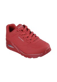 Roter Sportschuh mit einer glatten synthetischen Oberseite, gepolstertem Kragen und Schnürdesign. Verfügt über Luftpolsterung und eine strukturierte Gummisohle.