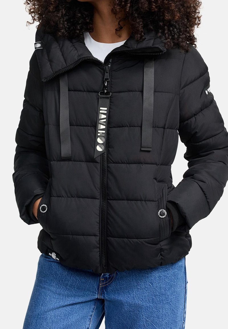 Schwarze Daunenjacke mit Reißverschluss, abnehmbarer Kapuze, elastischen Bündchen und seitlichen Taschen. Auffällige Logo-Akzente und Nahtdetails.