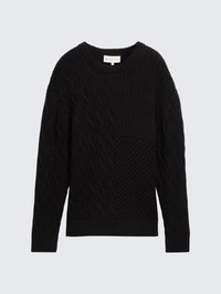 Schwarzer Pullover mit verschiedenen Zopfmuster-Designs und einem strukturierten Einsatz. Rippstrick an Kragen und Bündchen, lange Ärmel und lockere Passform.