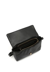 Borsa a tracolla in pelle nera con interno con zip e un clasp in tonalità oro. Texture liscia, forma rettangolare e doppio scomparto visibile all'interno.