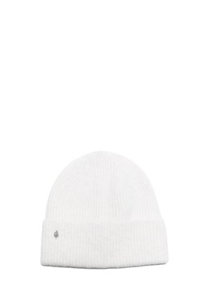 Bonnet en maille côtelée blanche avec revers plié et petite épingle décorative argentée sur le côté.