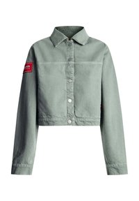 Chaqueta vaquera corta de color verde claro con mangas largas, cierre de botones, cuello y parche rojo en la parte superior izquierda de la manga.