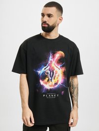 Sort t-shirt lavet af bomuld med et farverigt galakse- og planetmotiv på forsiden. Kortærmet og i en afslappet pasform.