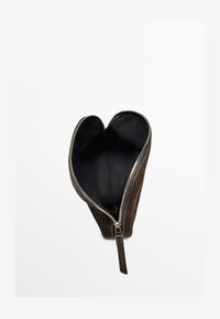Selezionato, dark brown