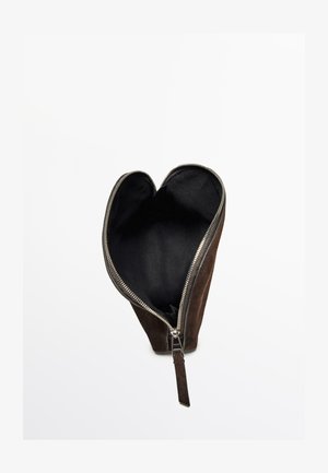 Hnědý semišový pytlík ve tvaru srdce, s stříbrným zipem a černým textilním interiérem, vhodný na malé předměty nebo doplňky.