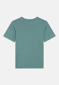 Απλό μπλουζάκι κοντομάνικο μπλε-πράσινο, εμφανιζόμενο από πίσω σε λευκό φόντο.