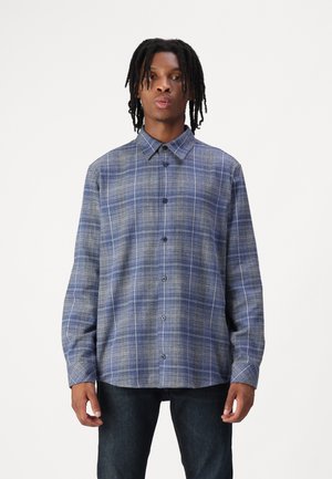 Button-up skjorte i et blått rutemønster med krage, lange ermer og en avslappet passform. Laget av et teksturert stoff med knappelukking.
