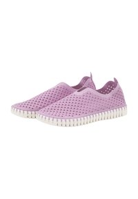 Scarpe slip-on viola perforate con superficie texturizzata e suola bianca a righe. Presentano un design flessibile e un tassello posteriore rinforzato.