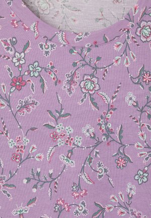 Tela lavanda con un patrón floral que incluye flores y hojas en tonos rosa, blanco y verde, y un escote redondeado.