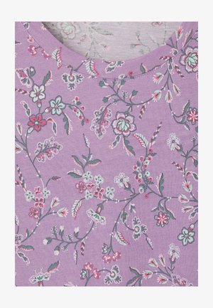 Tissu lavande à motif floral avec des fleurs et des feuilles roses, blanches et vertes, et un col arrondi.