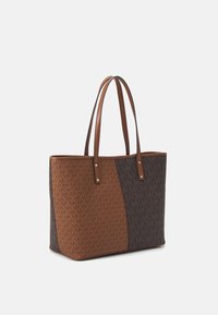 Sac fourre-tout avec un motif géométrique, présentant des sections marron et marron foncé, un matériau lisse, des doubles poignées et des accents en métal doré.