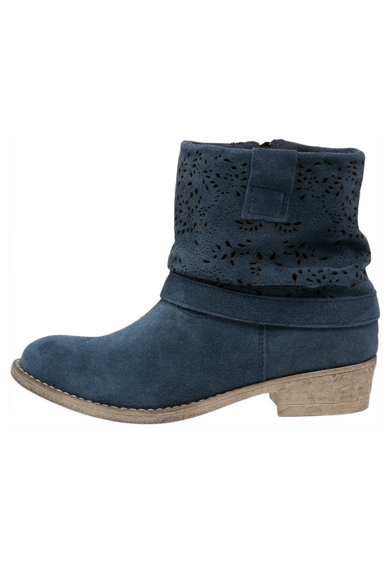 Niebieskie zamszowe botki za kostkę z perforowanym wzorem, luźnym złożeniem i niskim, teksturowanym obcasem. Zawierają suwak boczny ułatwiający zakładanie.
