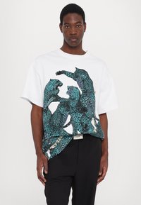 Just Cavalli PLACED FULL LEOPARD - Apdrukāts T-krekls - white