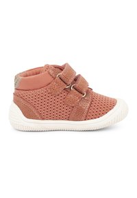 Scarpa per bambini traspirante di colore rosa, realizzata in tessuto a rete, con due cinturini in velcro regolabili, suola in gomma bianca e dettagli testurizzati sui lati.