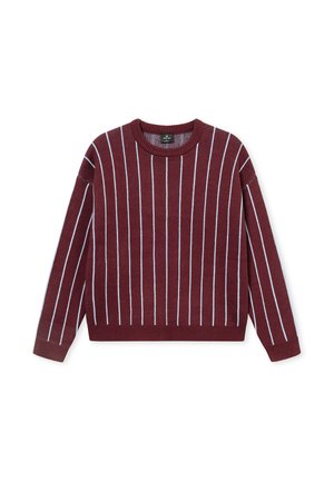 Suéter de punto burdeos con rayas azules, con un cuello redondo y puños acanalados. Combinado con jeans de mezclilla azul claro.