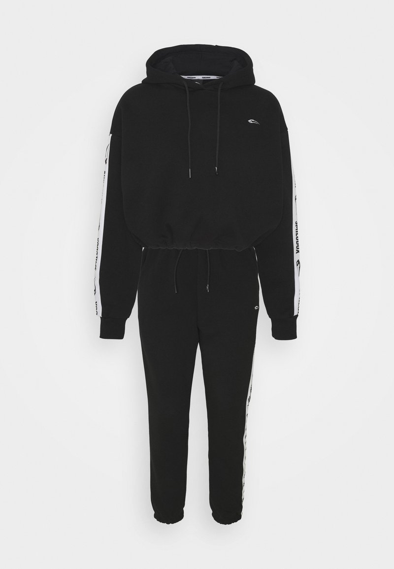 Survêtement noir deux pièces avec sweat à capuche court et pantalons de jogging, bandes blanches avec logo sur les manches et les côtés du pantalon, poignets élastiques et cordons.