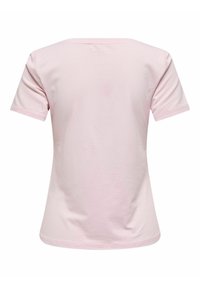 Camiseta de manga corta color rosa claro con cuello redondo, textura suave y costuras limpias. Presenta un diseño simple y sin adornos.
