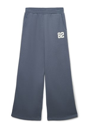 Niebieskie spodnie dresowe o szerokich nogawkach z elastycznym pasem, bocznymi kieszeniami, białymi paskami po bokach i białym numerem "82" na górnej części lewej nogawki.