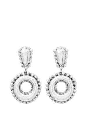 Paire de boucles d’oreilles rondes en argent en forme de goutte avec une texture martelée et des bords perlés, avec une tige en forme de goutte en haut.