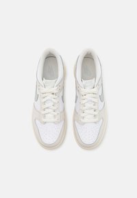 Nike Sportswear DUNK LOW UNISEX - Baskets basses - white/light silver/phantom
