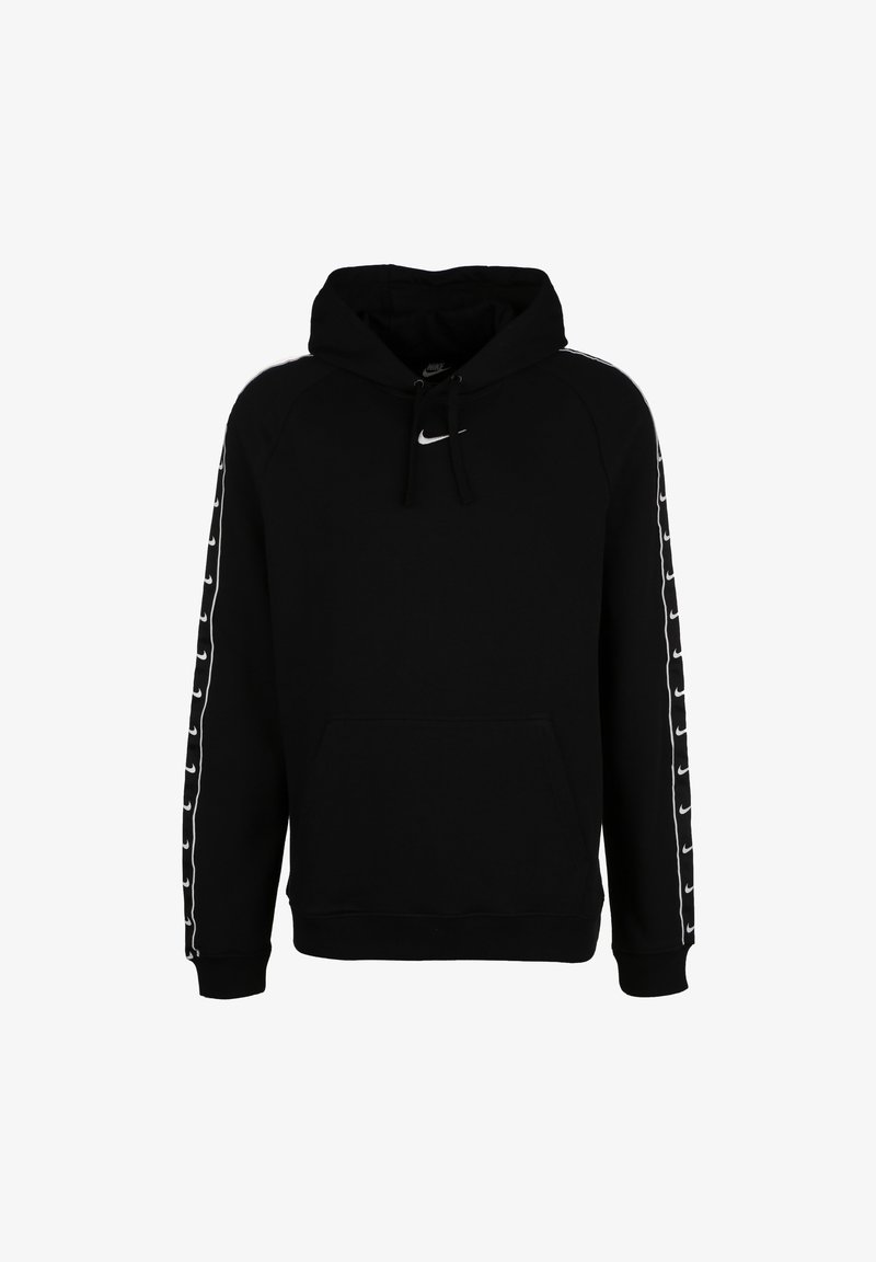 Černá mikina s klokanskou kapsou, nastavitelnou kapucí na šňůrku a bílým logem Nike na hrudi. Bílé akcenty podél rukávů.