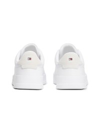Adidași albi cu un superior din piele netedă, formă rotunjită, tab de călcâi din suede deschis contrastant și logo embosat pe talpă.