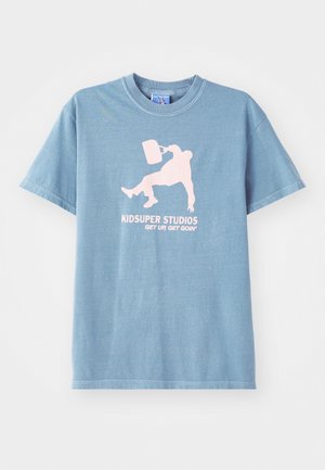 T-shirt de algodão azul claro com decote redondo, mangas curtas e uma estampa em rosa apresentando uma pessoa segurando um balde.