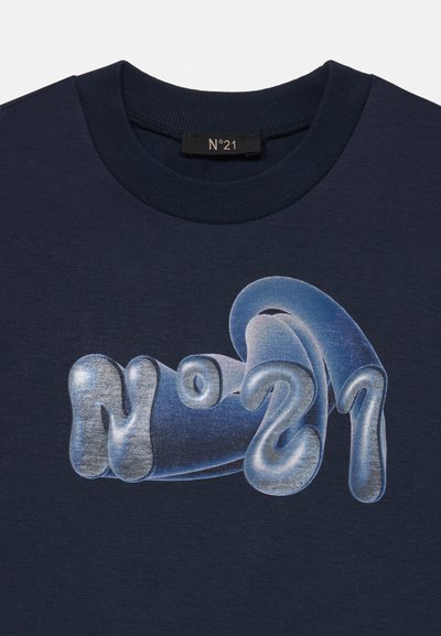 N°21 marineblå t-skjorte med en blank, buet grafikk i lyseblått og sølv, som ligner flytende former og merkets navn.