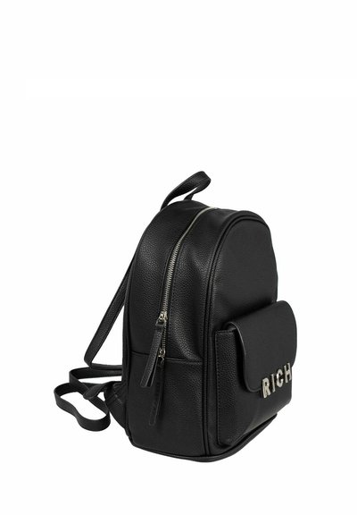 Mochila de cuero negro con superficie texturizada, que cuenta con un bolsillo frontal, cremalleras y letras metálicas que dicen "RICO". Dos correas ajustables.