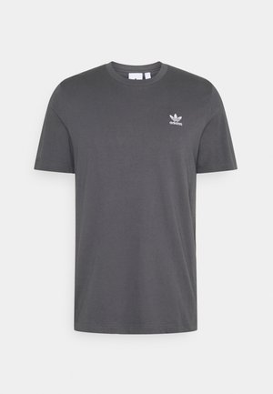 Ciemnoszary T-shirt Adidas z okrągłym dekoltem i białym logo trefoil Adidas po lewej stronie klatki piersiowej, wyeksponowany na jednolitym białym tle.