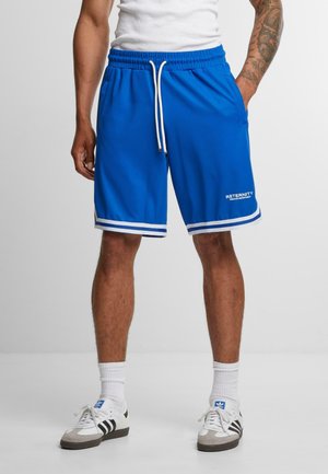 Shorts de basketball bleus en tissu maillé avec un cordon de serrage blanc, présentant des accents et des rayures blanches au niveau de l'ourlet, associés à des baskets.