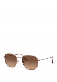 Gafas de sol de tono marrón con una montura geométrica, delgadas varillas de metal de color oro rosa y almohadillas nasales transparentes. Presenta un diseño elegante y moderno.