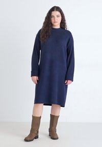 Vero Moda Curve VMCGOLD MIX HIGHNECK DRESS  - Abito in maglia - navy blazer