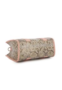 Tasche mit Schlangenhautmuster in Beige und hellrosa Akzenten, rechteckige Form, zwei seitliche Tragegurte und Metallnieten an der Unterseite für Stabilität.